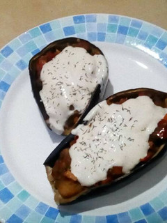 Una foto de Berenjenas rellenas con salsa de yogur