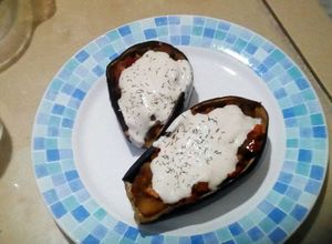 Una foto de Berenjenas rellenas con salsa de yogur