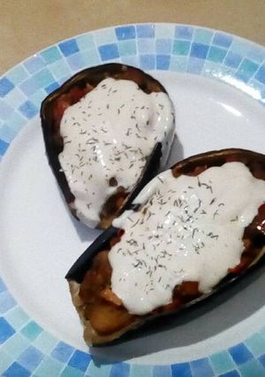 Una foto de Berenjenas rellenas con salsa de yogur