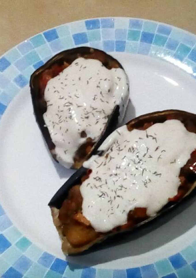 Una foto de Berenjenas rellenas con salsa de yogur