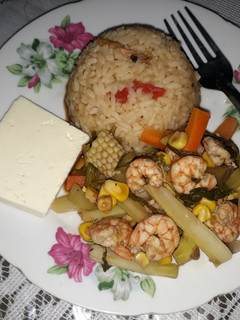 Una foto de Camarones en primavera y arroz ala playa....🇸🇻