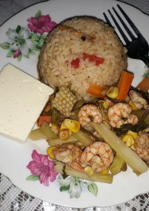 Una foto de Camarones en primavera y arroz ala playa....🇸🇻