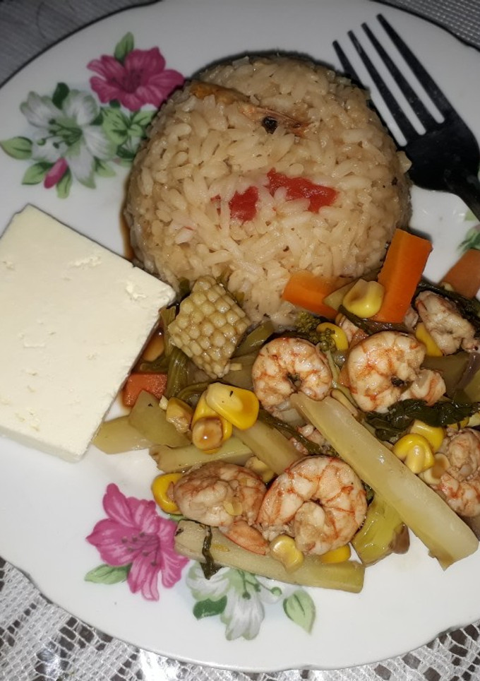 Una foto de Camarones en primavera y arroz ala playa....🇸🇻