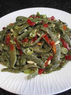 Una foto de Judías planas con guindilla picante, sésamo y tomates secos cherry chinos - veggie