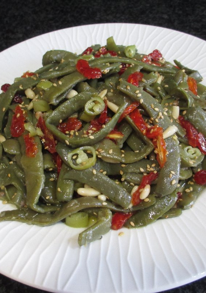 Una foto de Judías planas con guindilla picante, sésamo y tomates secos cherry chinos - veggie