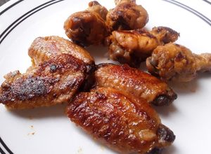Una foto de Alitas de pollo🍗en bbq🍅🍯de piña🍍