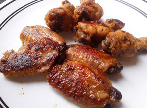 Una foto de Alitas de pollo🍗en bbq🍅🍯de piña🍍
