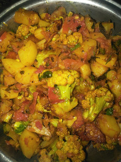 गोभी आलू की सब्जी (Gobhi aloo ki sabzi recipe in Hindi) रेसिपी मुख्य फोटो