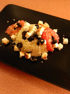 Una foto de Bulgur al horno con aceitunas negras, tomates y queso feta