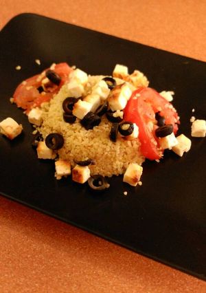 Una foto de Bulgur al horno con aceitunas negras, tomates y queso feta