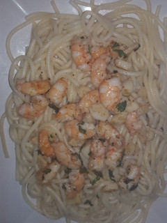 Una foto de Espaguetis gambas y ajo