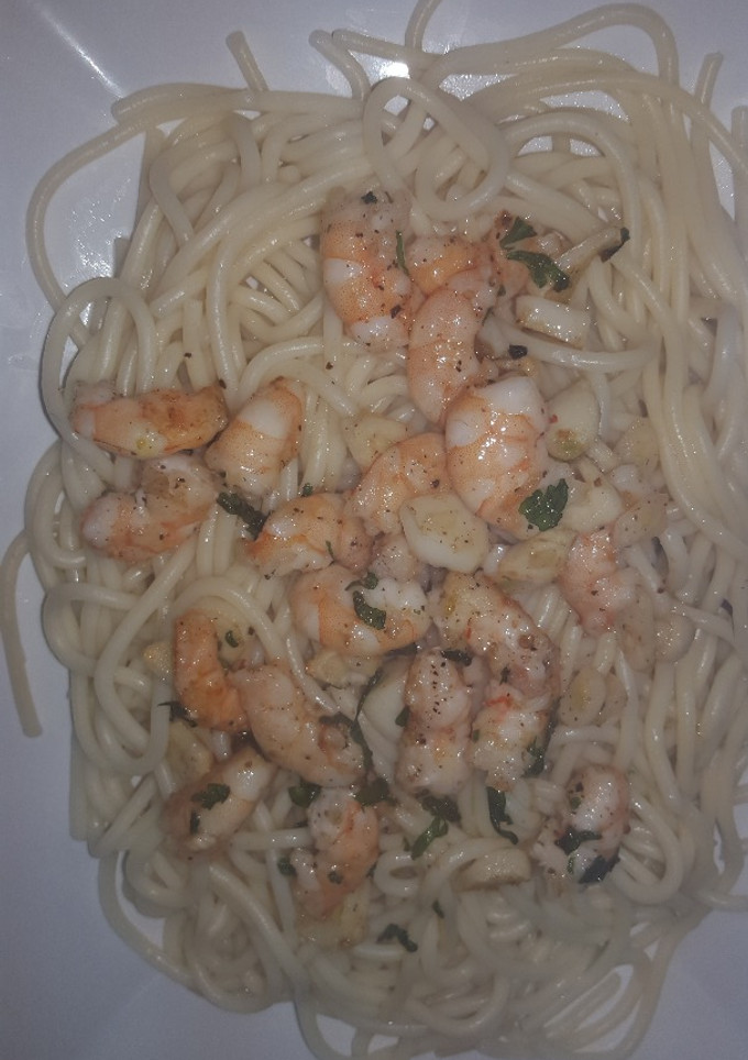Una foto de Espaguetis gambas y ajo
