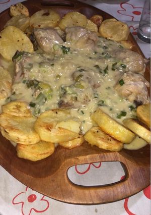 Una foto de Pollo al verdeo con papas al horno