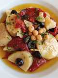 Ensalada de patatas y piquillos confitados con garbanzos y olivas negras