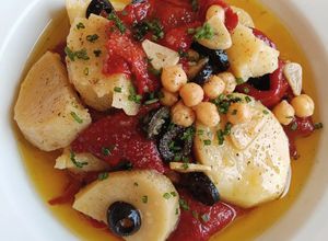 Foto principal de Ensalada de patatas y piquillos confitados con garbanzos y olivas negras