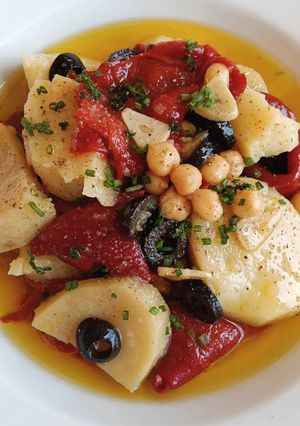 Una foto de Ensalada de patatas y piquillos confitados con garbanzos y olivas negras