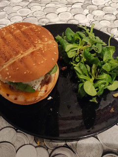 Una foto de Hamburguesa casera al roquefort