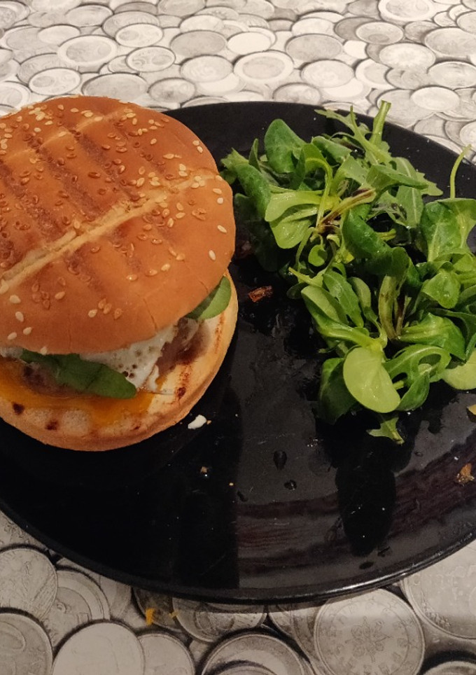 Una foto de Hamburguesa casera al roquefort