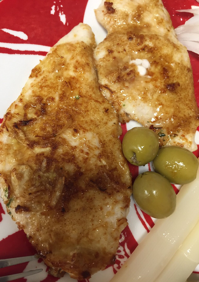 Una foto de Pechuga de pollo rebozada en sopa de cebolla