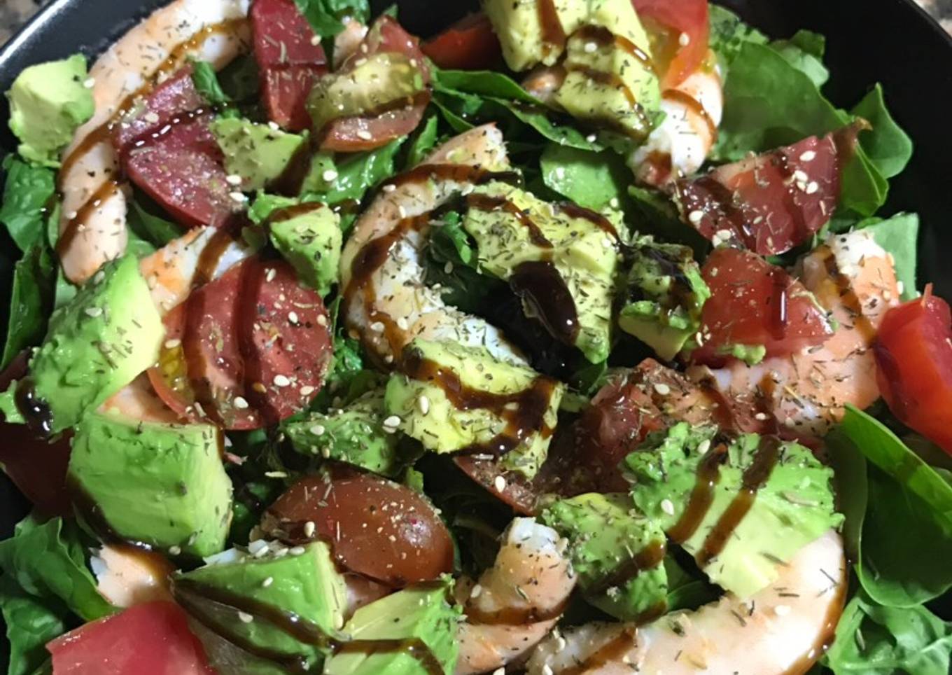 Ensalada de espinacas con tomate, langostinos y aguacate