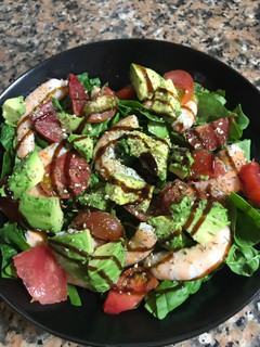 Una foto de Ensalada de espinacas con tomate, langostinos y aguacate