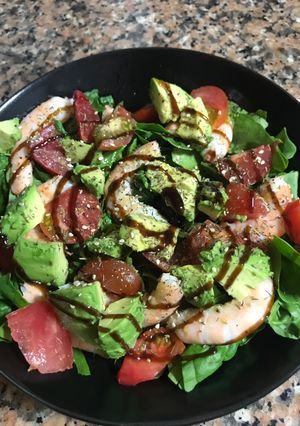 Una foto de Ensalada de espinacas con tomate, langostinos y aguacate