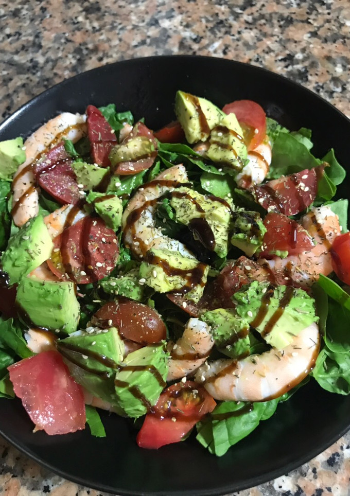 Una foto de Ensalada de espinacas con tomate, langostinos y aguacate