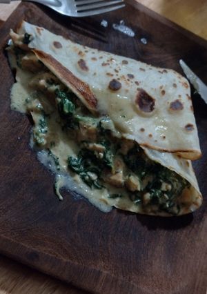 Una foto de Crepé de merluza, espinaca y roquefort