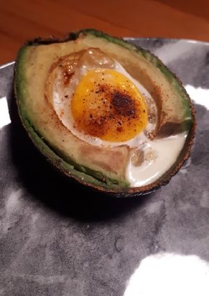 Une photo de Oeuf cocotte en avocat