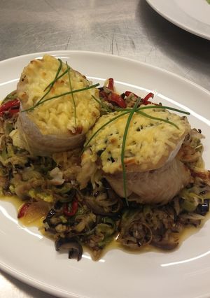 Una foto de Popiette de pescado 🍱 en colchón de vegetales 🍆