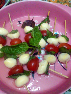 Una foto de Pinchos caprese