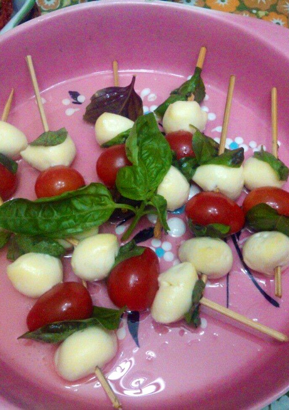 Una foto de Pinchos caprese