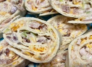 Baconös-sajtos tortilla tekercs recept fotója