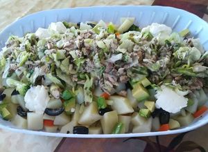 Una foto de Salpicón con jurel y verduras 😋🥑
