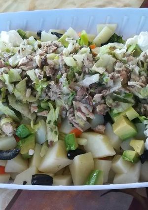 Una foto de Salpicón con jurel y verduras 😋🥑