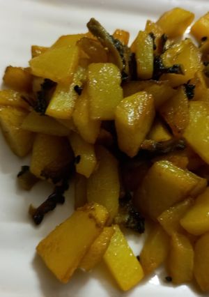 উচ্ছে আলু ভাজা (ucche aloo bhaja recipe in Bengali) রেসিপির প্রধান ছবি