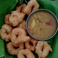 Odisha's Popular Snack-Bara(Vada) and Ghuguni(Yellow peas curry) A picture of Odisha's Popular Snack-Bara(Vada) and Ghuguni(Yellow peas curry).