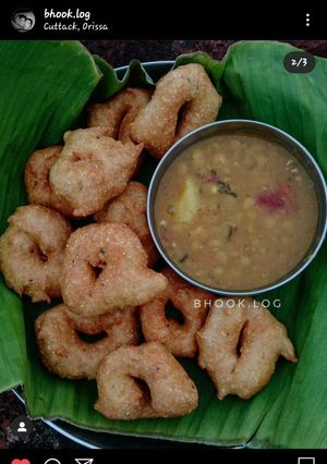 A picture of Odisha's Popular Snack-Bara(Vada) and Ghuguni(Yellow peas curry).