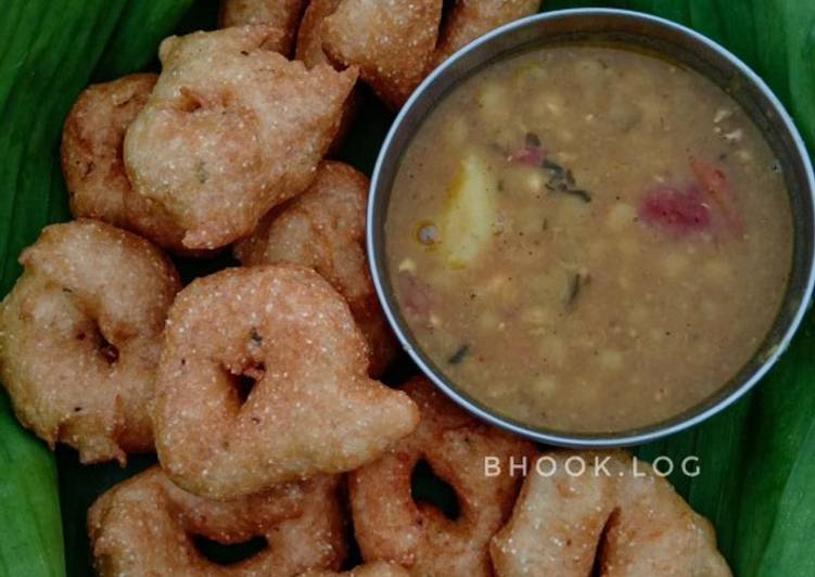 My Grandma Odisha&#39;s Popular Snack-Bara(Vada) and Ghuguni(Yellow peas curry)