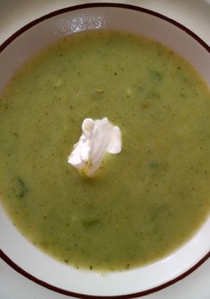 Una foto de Crema de alfalfa con verduras 🌱🥔