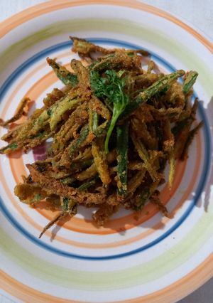 कुरकुरीत भेंडी (Crispy Bhendi Recipe In Marathi) रेसिपी चे मुख्य फोटो 