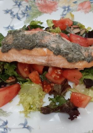 Una foto de Ensalada templada de salmón al Cabrales