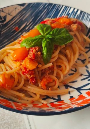 Foto di Spaghetti con tonno e pomodoro datterini gialli e rossi