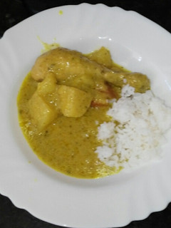 Una foto de Pollo en salsa de curry y arroz blanco