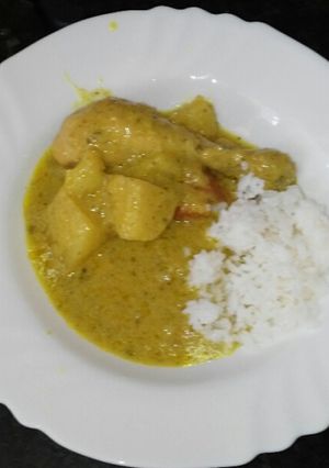 Una foto de Pollo en salsa de curry y arroz blanco