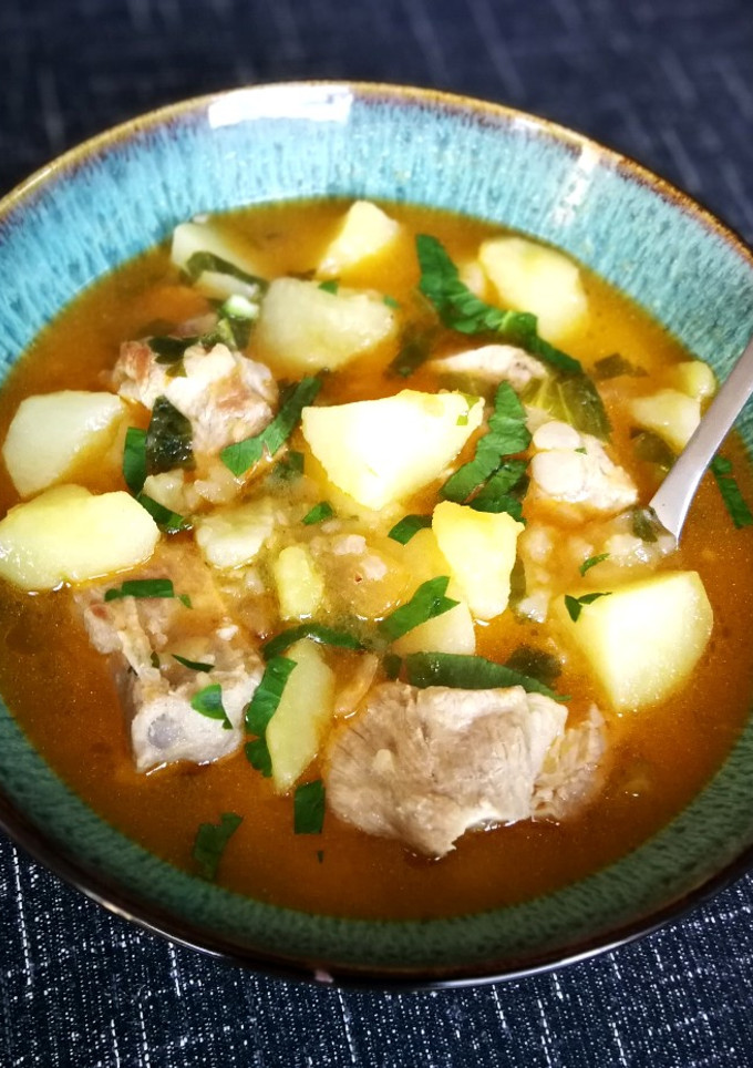 Una foto de Guiso de patatas con carne al aroma de apio