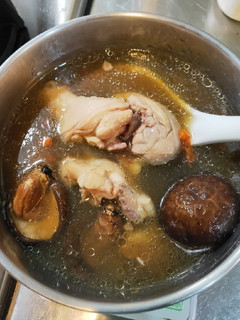 電鍋料理: 枸杞香菇雞湯 的食譜成品照片