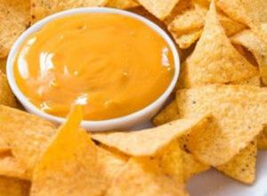 Ropogós nachos, a kedvenc sajtos mártogatósommal 🧀 recept fotója