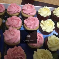 A picture of Yummy vanilla cupcakes.