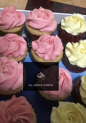 A picture of Yummy vanilla cupcakes.